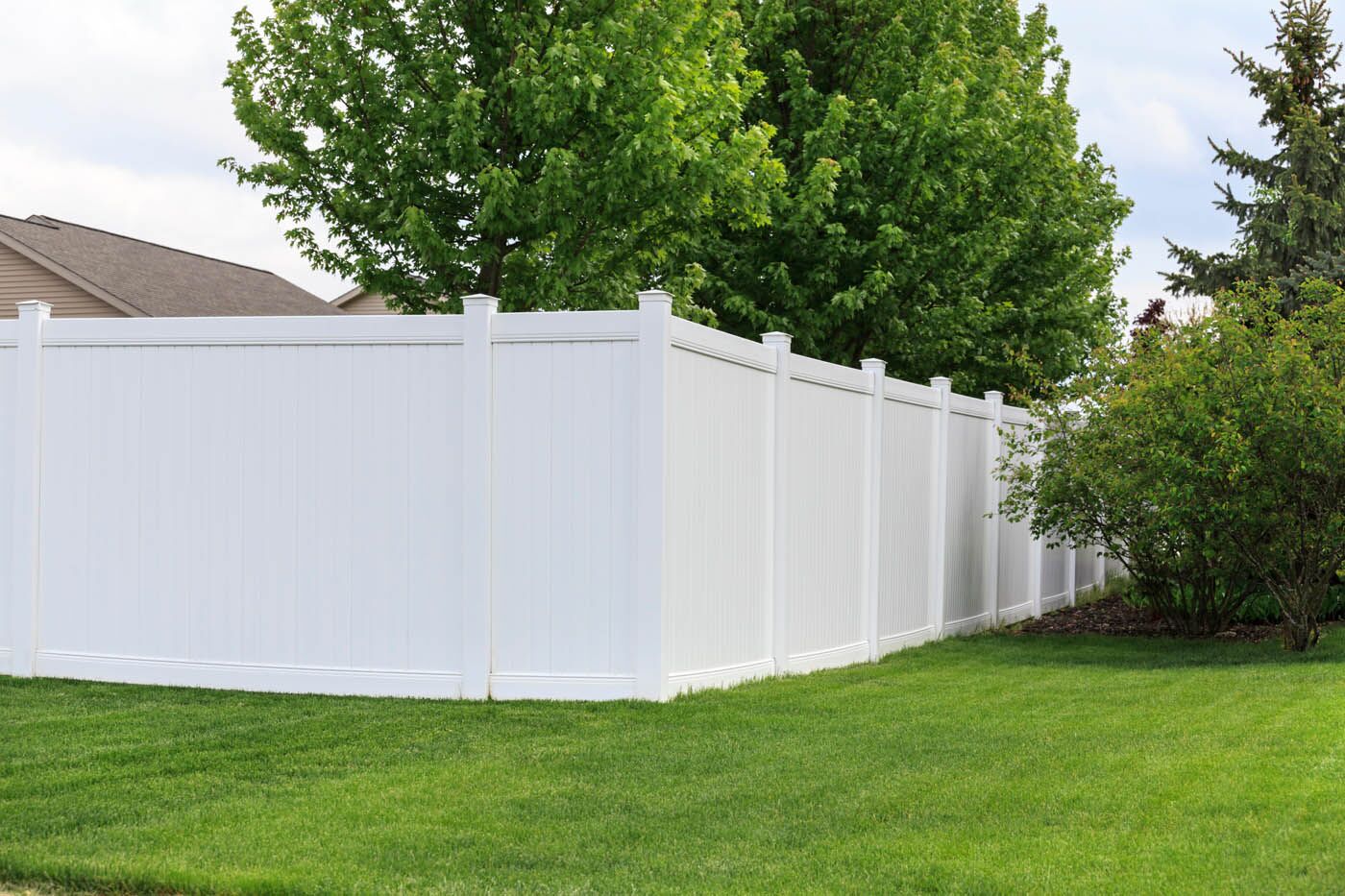 A stunning Sugar Land / Richmond vinyl fence, contact our vinyl fence contractors in Sugar Land / Richmond, TX.